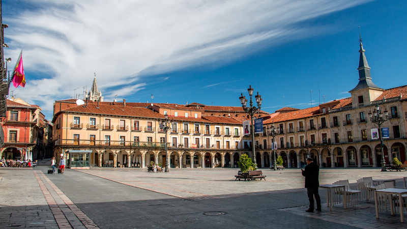 ���� (Leon)